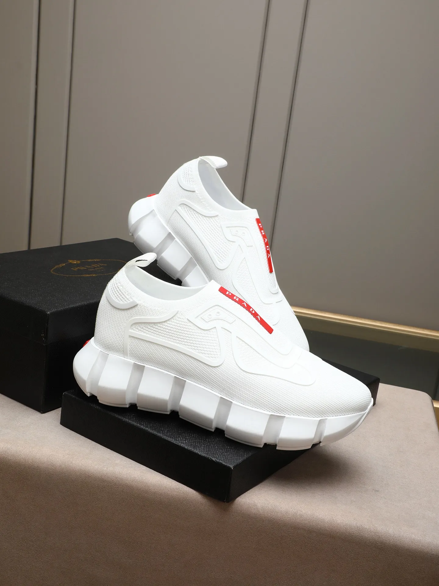 Men's shoes 💰460 PRADA/Prada men's lace-up casual sports shoes, the upper is made of high-elastic fly woven➕joined with breathable mesh. It is soft, comfortable and breathable. The tongue is decorated with the PRADA brand letter logo. The thick rubber sole echoes the red label tongue. The style is fashionable and generous. The details are carefully crafted. A casual sports shoe with a super western style and excellent breathability!  Size: 38-44 (45 46 customized)